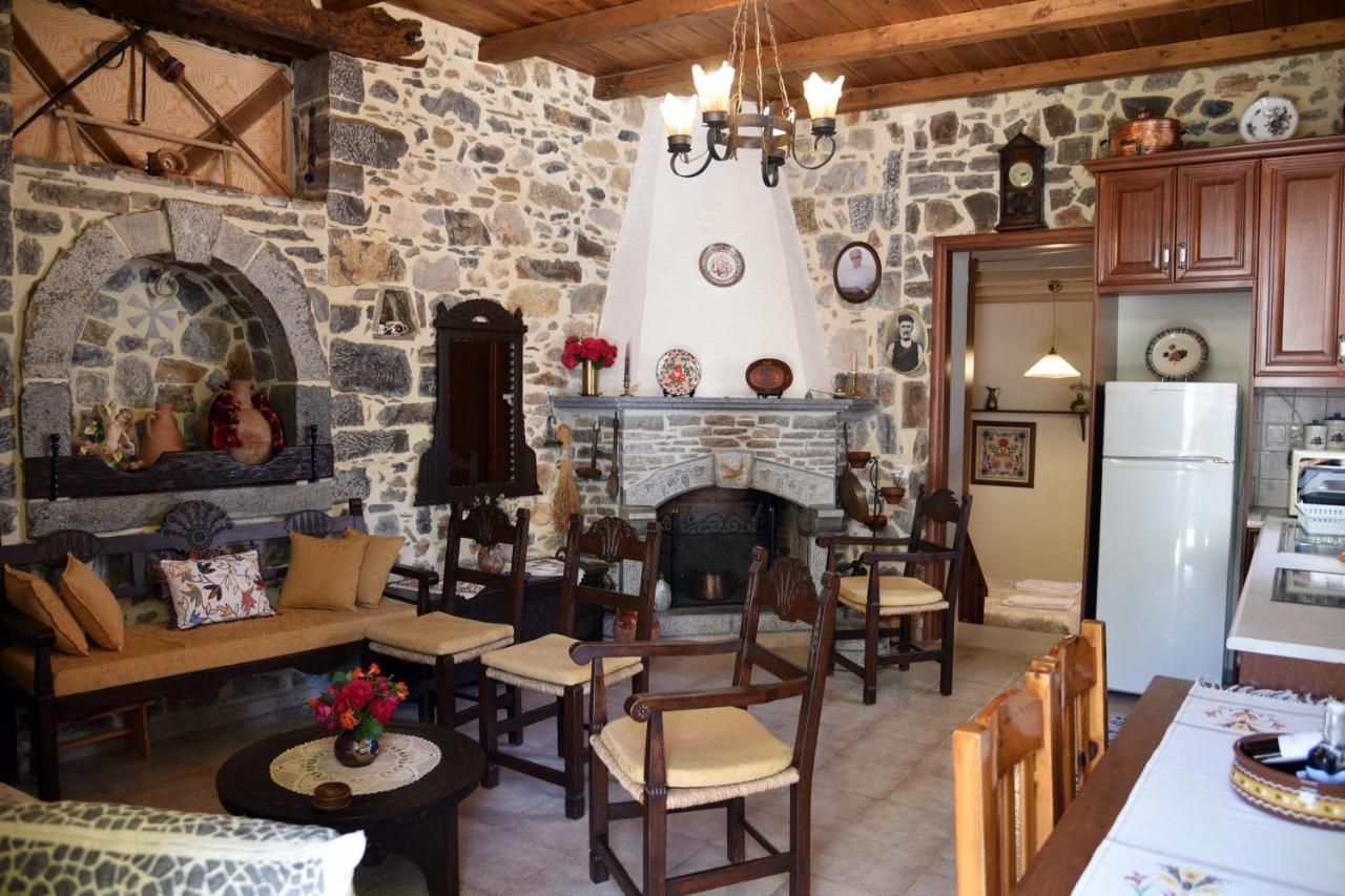Traditional Residence With Terrace Latsida Bagian luar foto