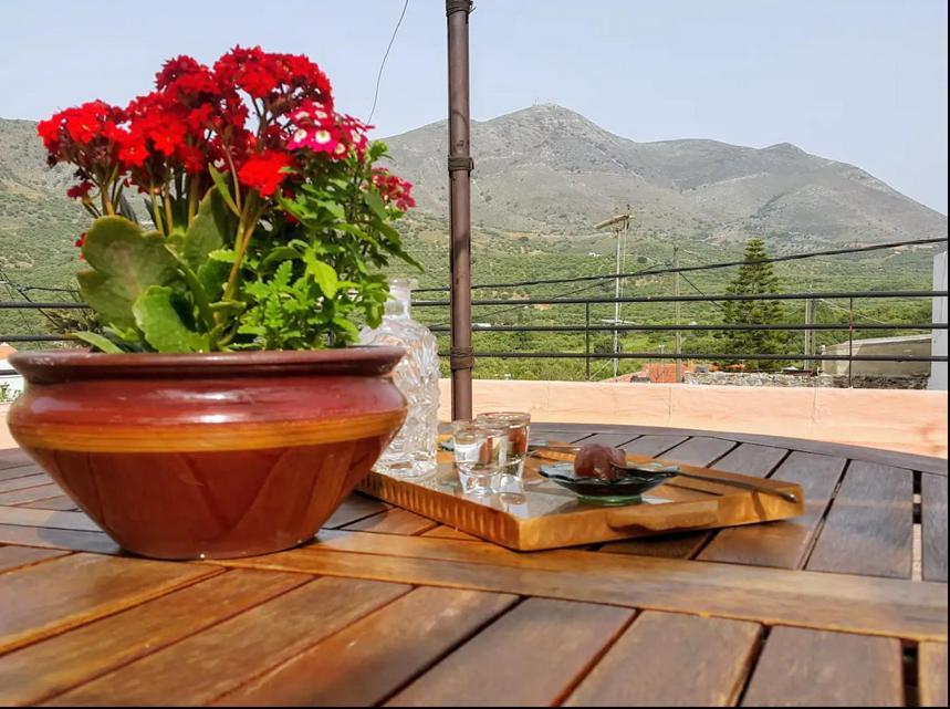 Traditional Residence With Terrace Latsida Bagian luar foto
