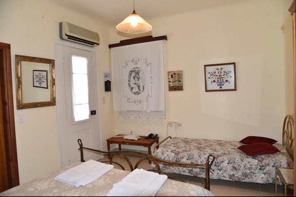 Traditional Residence With Terrace Latsida Bagian luar foto