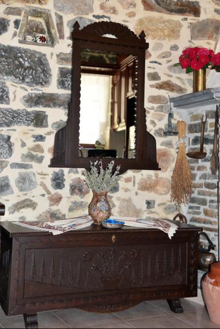 Traditional Residence With Terrace Latsida Bagian luar foto