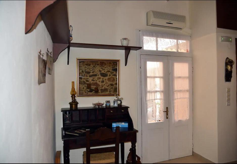 Traditional Residence With Terrace Latsida Bagian luar foto