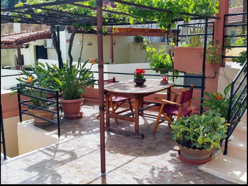 Traditional Residence With Terrace Latsida Bagian luar foto