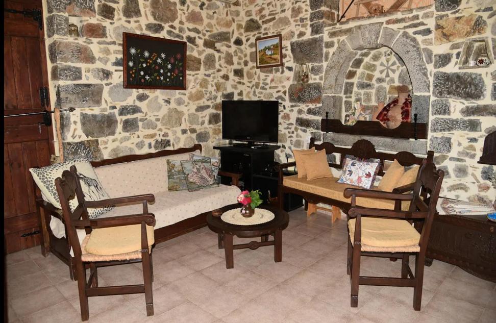 Traditional Residence With Terrace Latsida Bagian luar foto